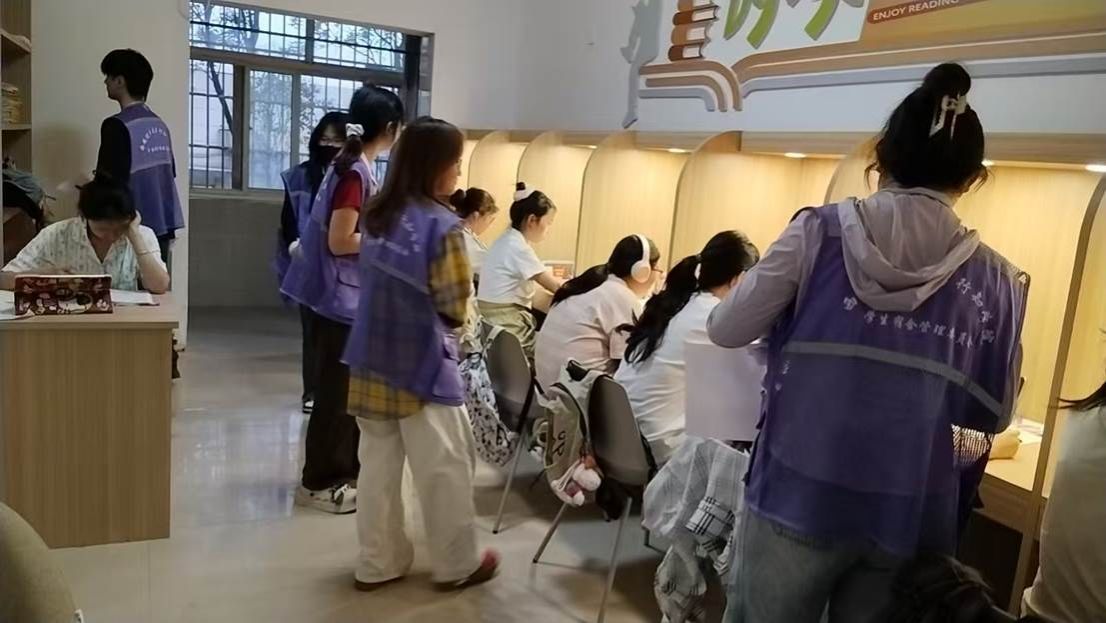 人们在房间里 AI 生成的内容可能不正确。