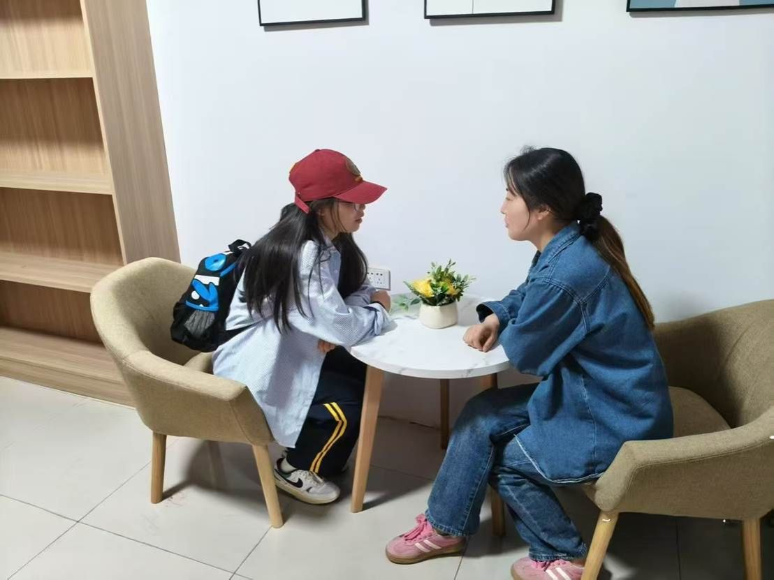 图片包含 人, 室内, 桌子, 小 AI 生成的内容可能不正确。